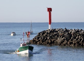 chalutier rentrant au port de pêche