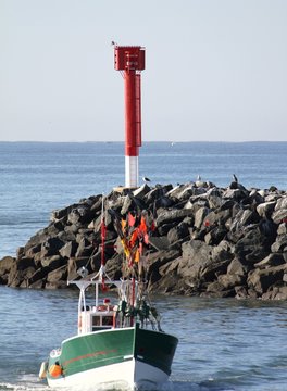 Fototapeta chalutier rentrant au port de pêche