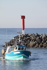 chalutier rentrant au port de pêche
