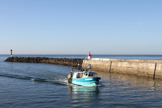 chalutier rentrant au port de pêche
