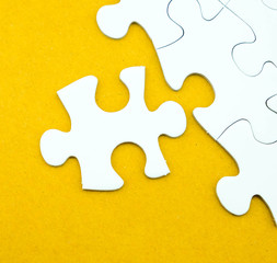 Obraz premium Jigsaw puzzle on recycle paper for business concepts background