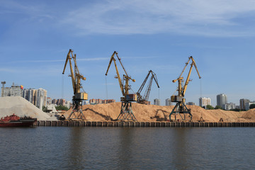 Obraz premium Skyline of cargo port