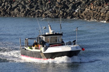 chalutier rentrant au port de pêche