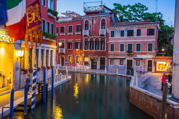Fototapety  Wąski kanał wśród starych kolorowych domów z cegły w Wenecji
