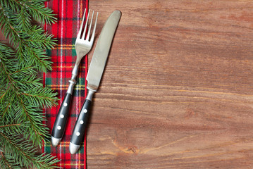 Weihnachtliches Gedeck auf Holz