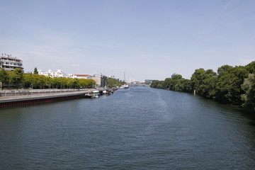 Obraz premium Quai de Seine à Issy les Moulineaux