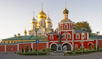 Fototapeta na wymiar Entrance to the Conception convent in Moscow and the monument Ho