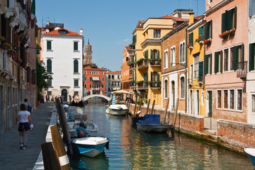 Fototapeta na wymiar Canal on the main island in Venice, Italy.