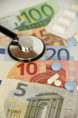 Stethoskop auf Geldscheinen