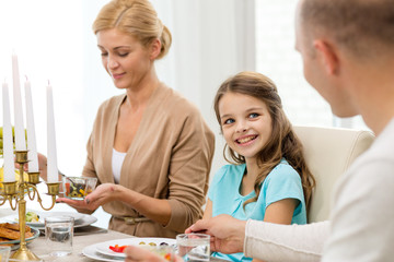 Obraz premium smiling family having holiday dinner at home