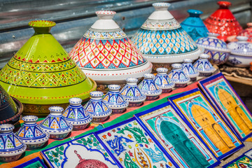 Kleurrijke oosterse aardewerk bazaar (Tunesië)
