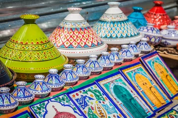 Fotobehang Tunesië Kleurrijke oosterse aardewerk bazaar (Tunesië)