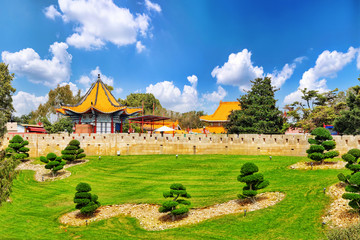 Fototapeta na wymiar Beautiful Chinese landscape park .