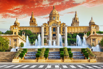 Obraz premium Muzeum Narodowe w Barcelonie, Placa De Espanya, Hiszpania.