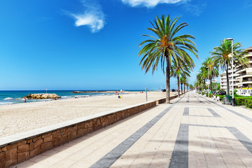 Obraz premium Nadbrzeże, plaża, wybrzeże w Hiszpanii. Przedmieście Barcelony, Katalonia