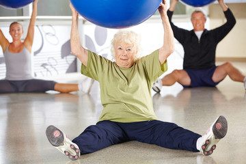 Seniorin beim Rückentraining im Fitnesscenter