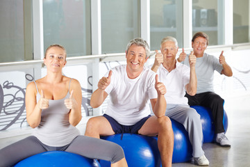 Senioren im Fitnesscenter halten Daumen hoch