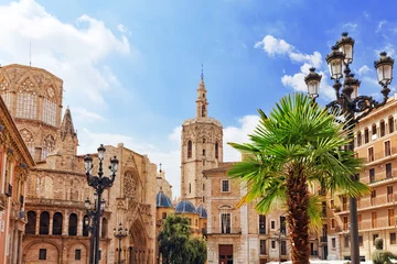 Photo sur Plexiglas Lieux européens Place de Saint Mary& 39 s et du temple de la cathédrale de Valence dans la vieille ville
