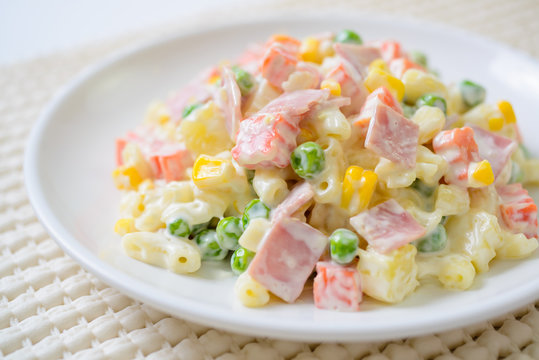 Pasta salad with ham And a variety of vegetables
