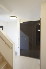 住まいの玄関ホールと大型のシューズボックス