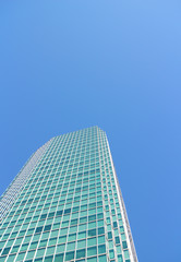 Fototapeta premium オフィスビル・青空