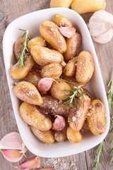 baked potatoes with garlic