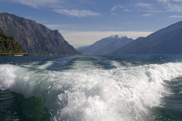 Fototapeta na wymiar Bugwellen eines Ausflugsdampfers auf dem Gardasee