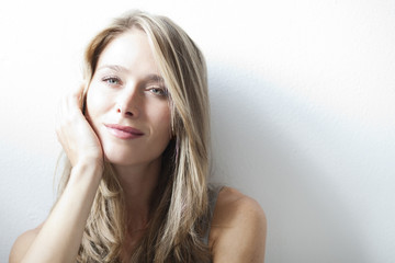 Obraz premium Junge blonde Frau vor weissem Hintergrund, Portrait