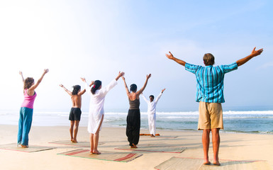 Obraz premium Yoga Class By The Beach