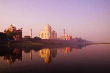 Fototapeta na wymiar Beautiful Scenery Of Taj Mahal And A Body Of Water