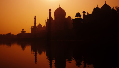 Sunset Silhouette Of A Grand Taj Mahal - obrazy, fototapety, plakaty
