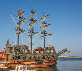 Naklejka premium stylized pirate ship