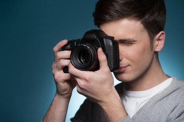 Obraz premium Paparazzi man taking picture with photo camera.