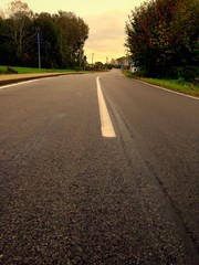 strada vuota rettilineo con curve