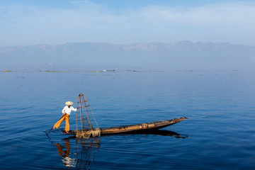Obraz premium Burmese fisherman at Inle lake, Myanmar