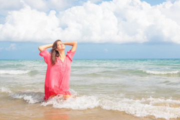 Fototapeta na wymiar Beautiful woman on the beach.