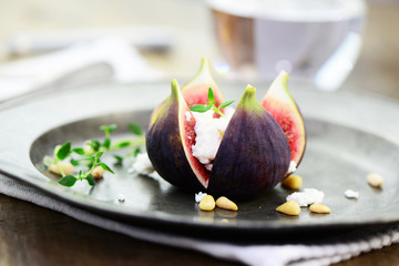 Feige mit Schafskäse