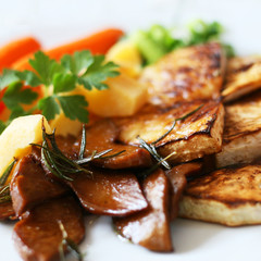 Veganes Mittagessen - Seitan, Sellerie, Quitten und Möhren, regionale und saisonale Produkte...