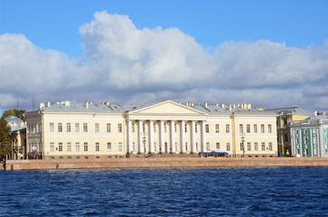 Fototapeta na wymiar Санкт-Петербург, здание РАН на Университетской набережной
