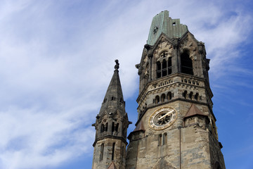 Fototapeta na wymiar Kirchturmspitze Kaiser Wilhelm Gedächtniskirche Berlin