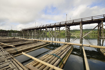 Fototapeta premium Old an long wooden bridge at Sangklaburi,Kanchan aburi province