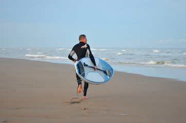 surfeur à l'aube