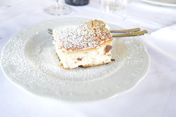 fetta di torta ricotta e cioccolato