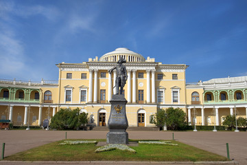 Fototapeta premium Monument to Paul I and Pavlovsk Palace, Pavlovsk, St Petersburg