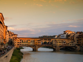 Fototapeta na wymiar Atardecer en el puente Viejo, Florencia, Italia