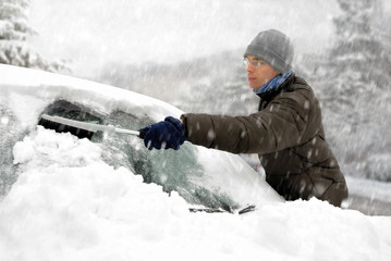 Fototapeta na wymiar Mann befreit sein Auto vom Schnee
