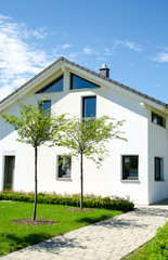 Obraz premium weißes Wohnhaus