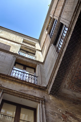 Fototapeta na wymiar common old grungy facade in barcelona