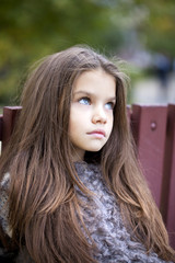 Naklejka premium Beautifal little girl in the autumn park