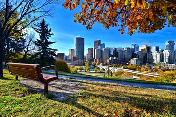 Fotobehang Uitzicht vanaf een park met uitzicht op de skyline van Calgary in de herfst © Jenifoto